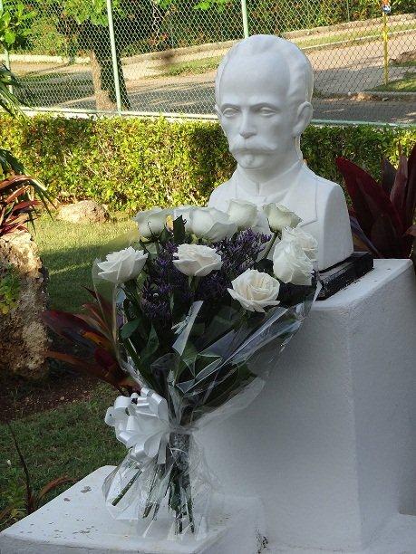 Rinden homenaje especial a Jose Marti en el Banco de Inversiones SA1